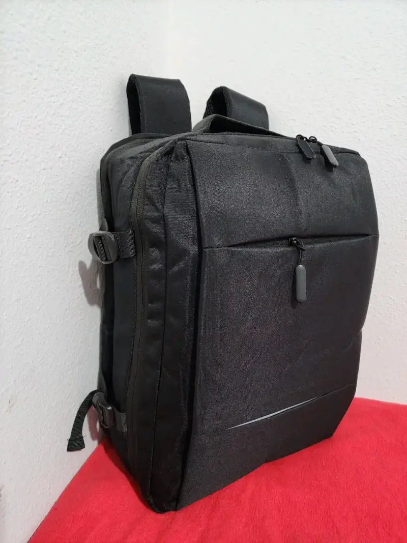 Mochila negra multiusos con compartimentos - 1