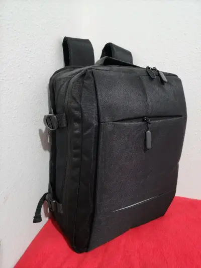 Mochila negra multiusos con compartimentos - miniatura 1