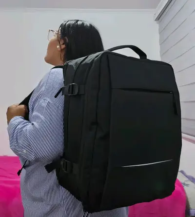Mochila negra multiusos con compartimentos - miniatura 2