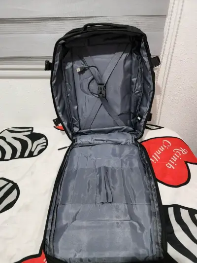 Mochila negra multiusos con compartimentos - miniatura 3