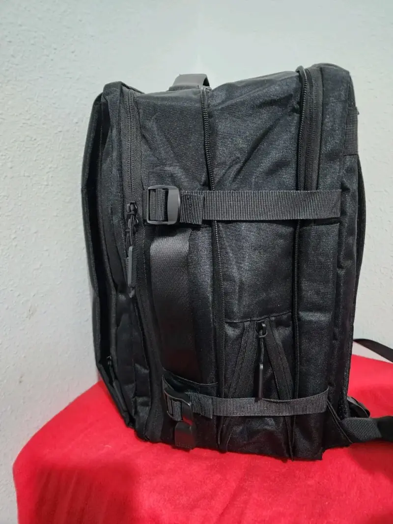 Mochila negra multiusos con compartimentos - 4