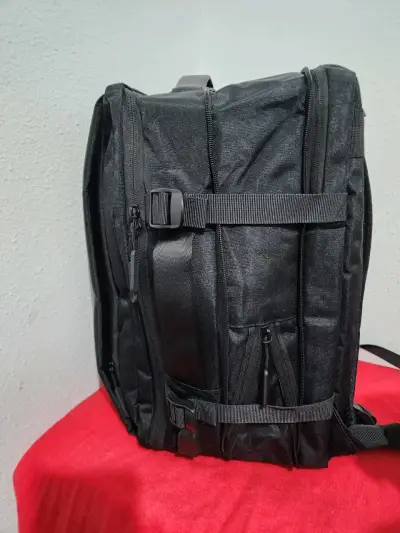 Mochila negra multiusos con compartimentos - miniatura 4