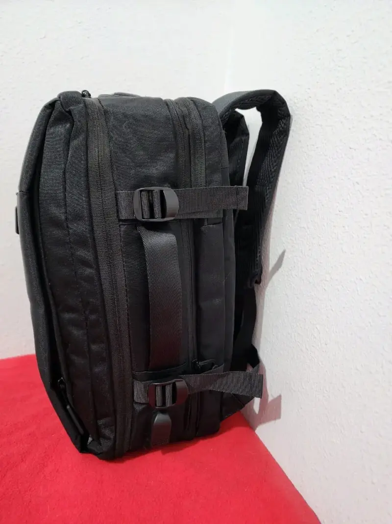 Mochila negra multiusos con compartimentos - 5