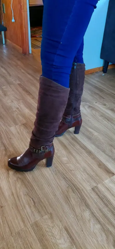 Botas de cuero marrón con tacón alto - miniatura 2