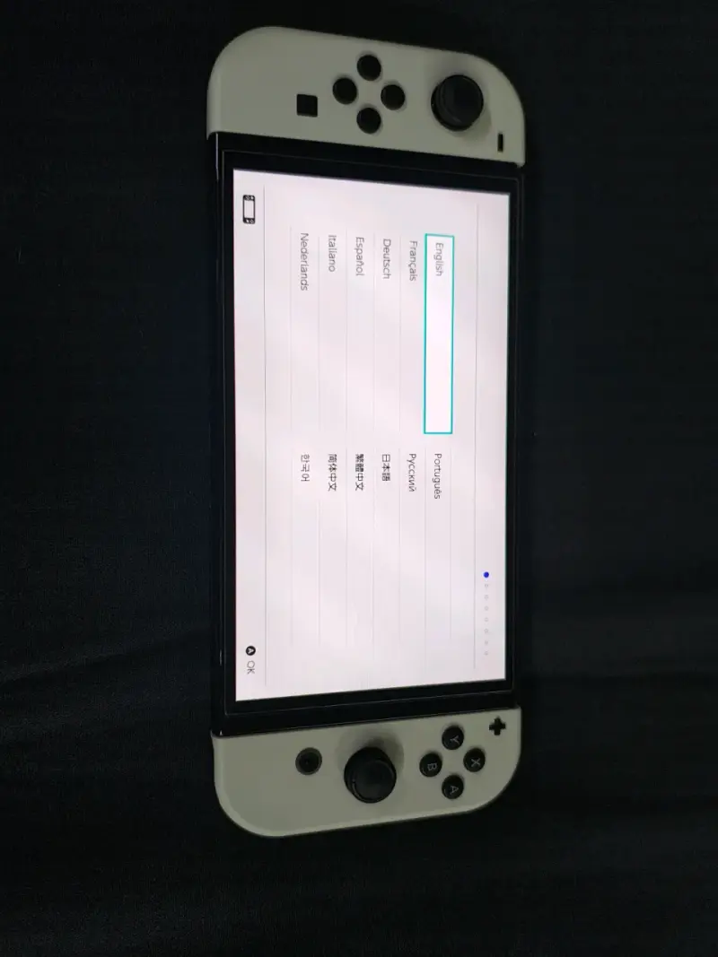 Consola Nintendo Switch con accesorios y estuche - 2