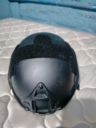 Casco táctico negro con soporte frontal - miniatura 1