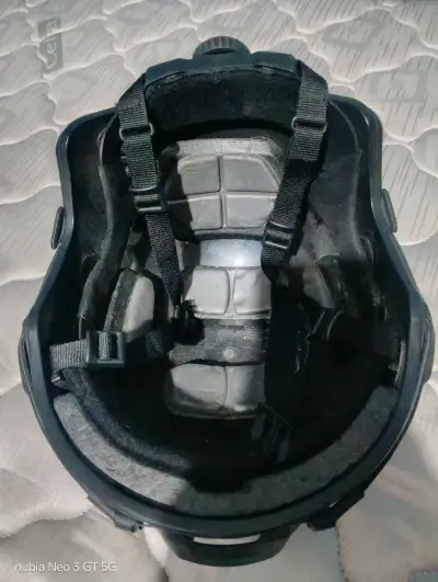 Casco táctico negro con soporte frontal - miniatura 2
