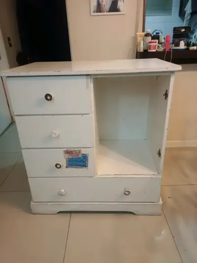 Cómoda de madera blanca con cajones - miniatura 1