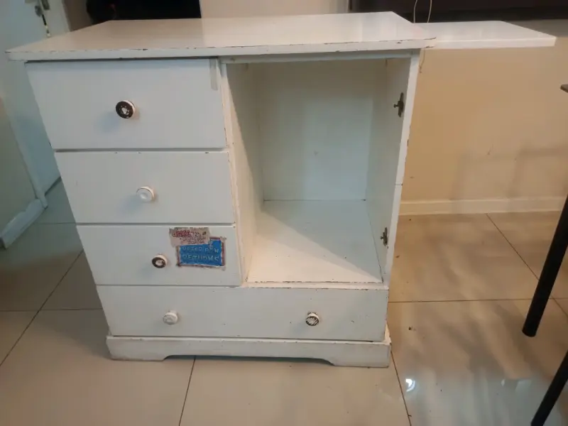 Cómoda de madera blanca con cajones - 2