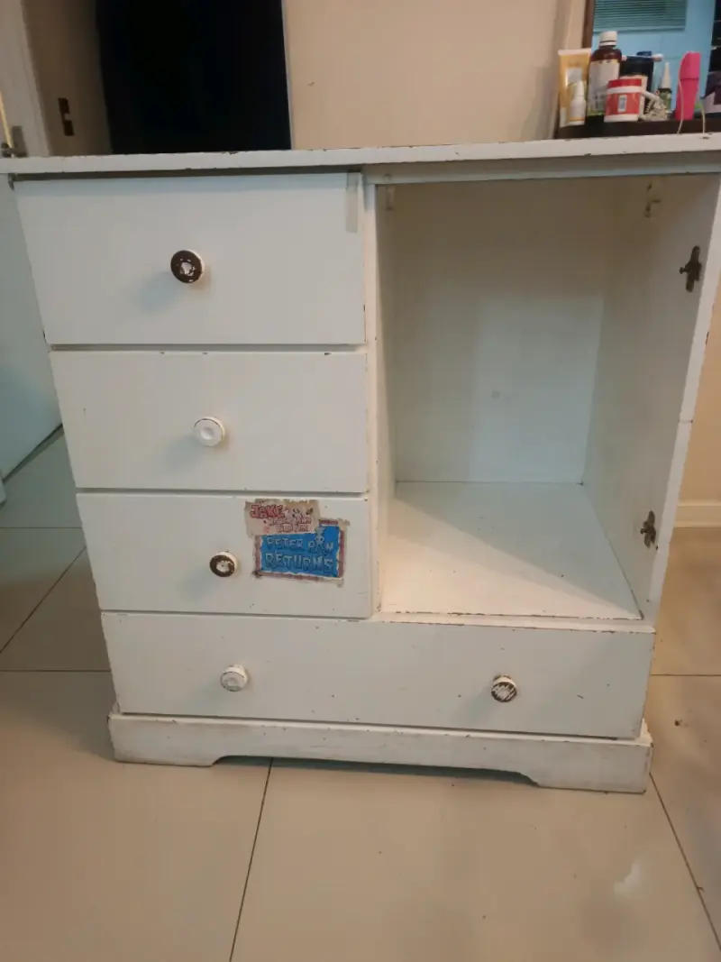 Cómoda de madera blanca con cajones - 4