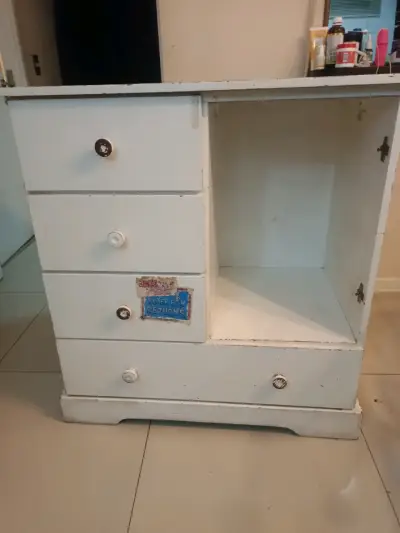 Cómoda de madera blanca con cajones - miniatura 4