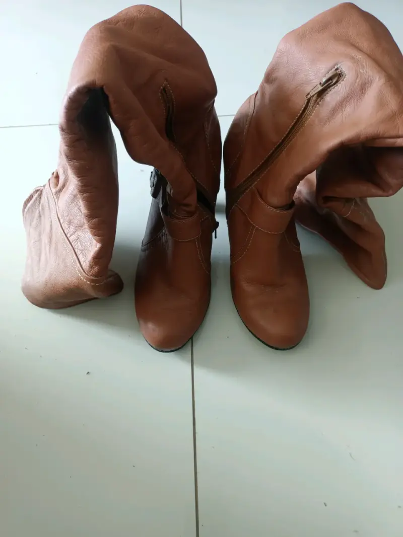 Botas de cuero marrón con cierre lateral