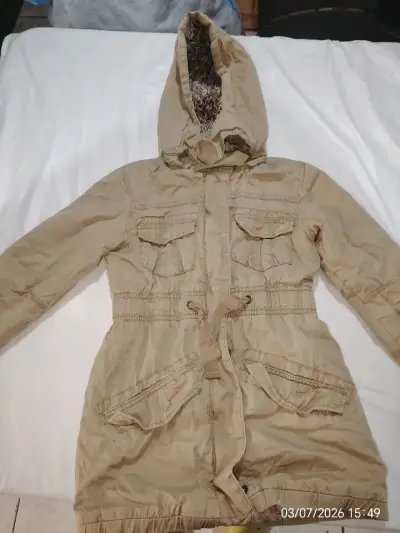Parka beige con capucha y forro de invierno - miniatura 1