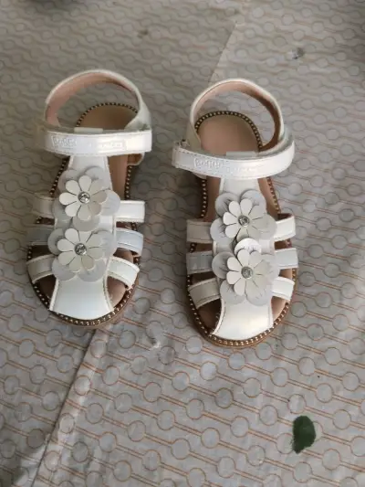 Sandalias blancas para niña con flores decorativas - miniatura 1