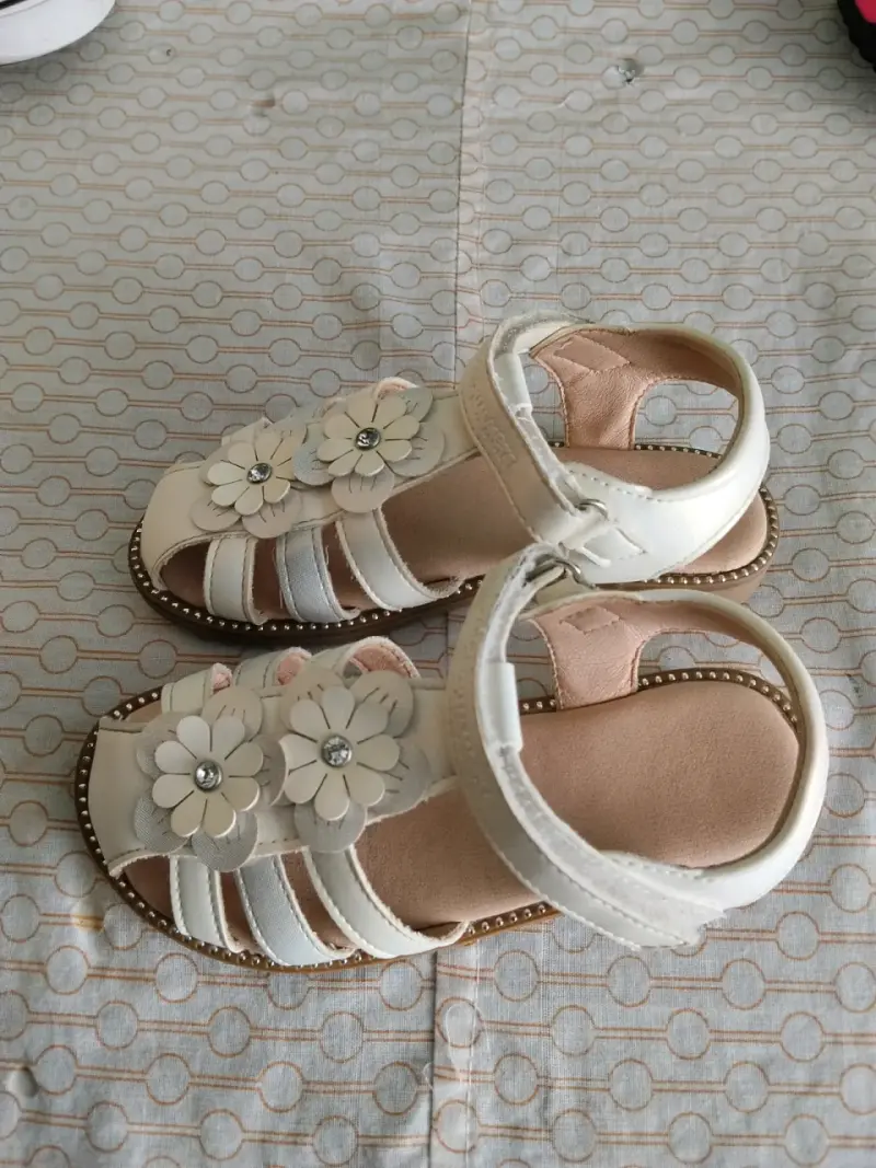 Sandalias blancas para niña con flores decorativas - 2