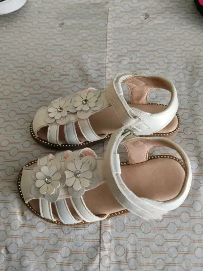Sandalias blancas para niña con flores decorativas - miniatura 2