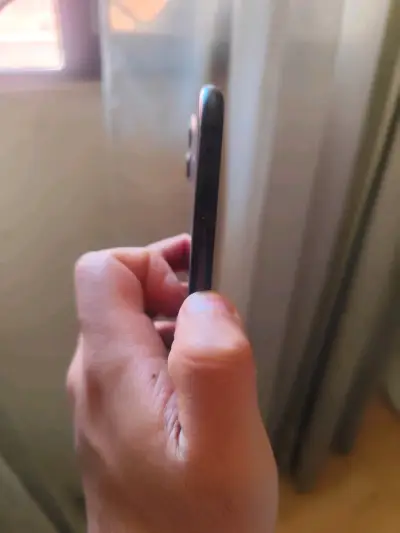 iPhone 11 en buen estado - miniatura 3