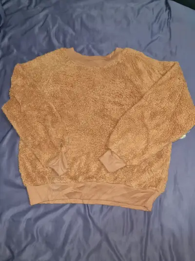 Polerón de felpa color camel para mujer - miniatura 1