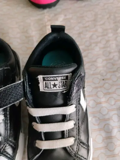 Zapatillas negras para niños Converse con velcro - miniatura 2