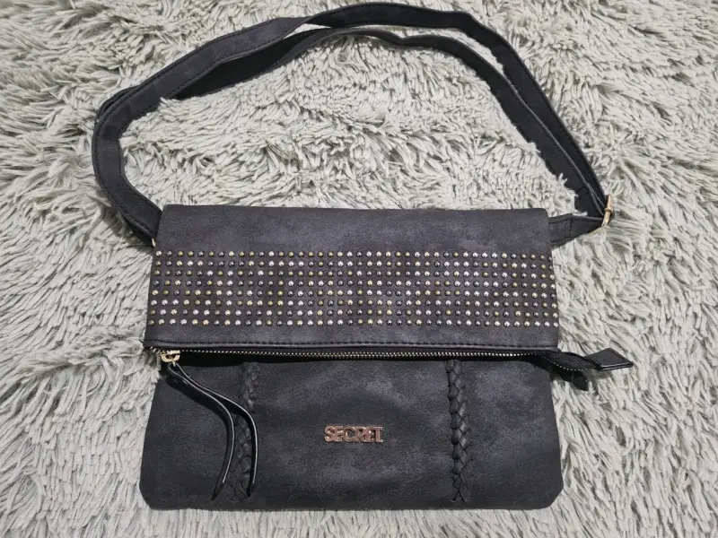 Cartera negra con tachas Secret - 2