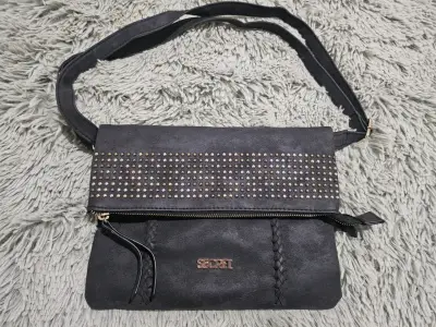 Cartera negra con tachas Secret - miniatura 2