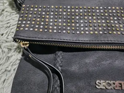 Cartera negra con tachas Secret - miniatura 4