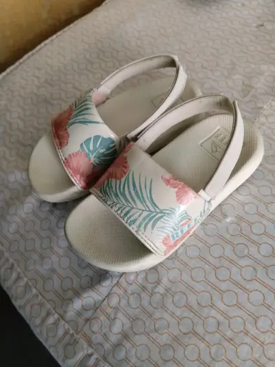 Sandalias Reef con diseño floral tropical - miniatura 1