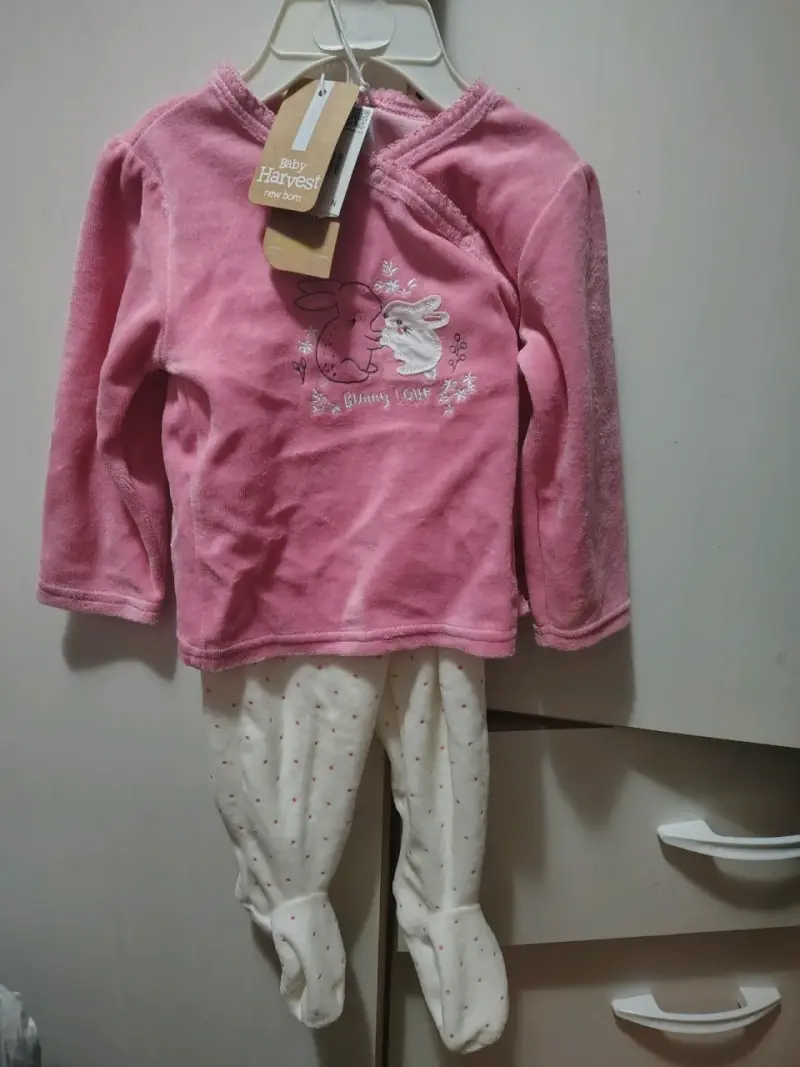 Conjunto de bebé rosado con conejitos Baby Harvest