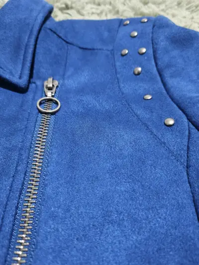 Chaqueta azul con tachas IO - miniatura 3