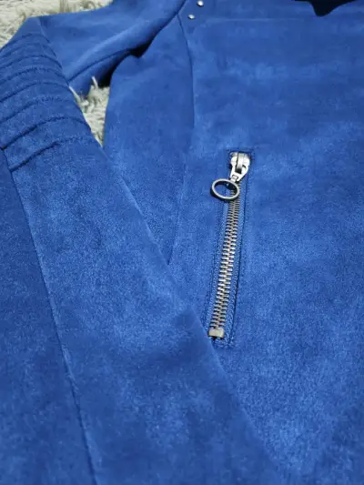 Chaqueta azul con tachas IO - miniatura 4