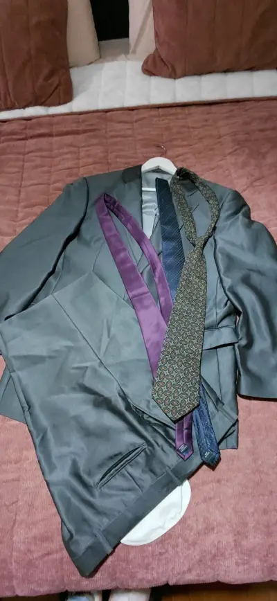 Traje formal gris con corbatas variadas - miniatura 1