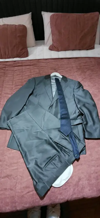 Traje formal gris con corbatas variadas - miniatura 2