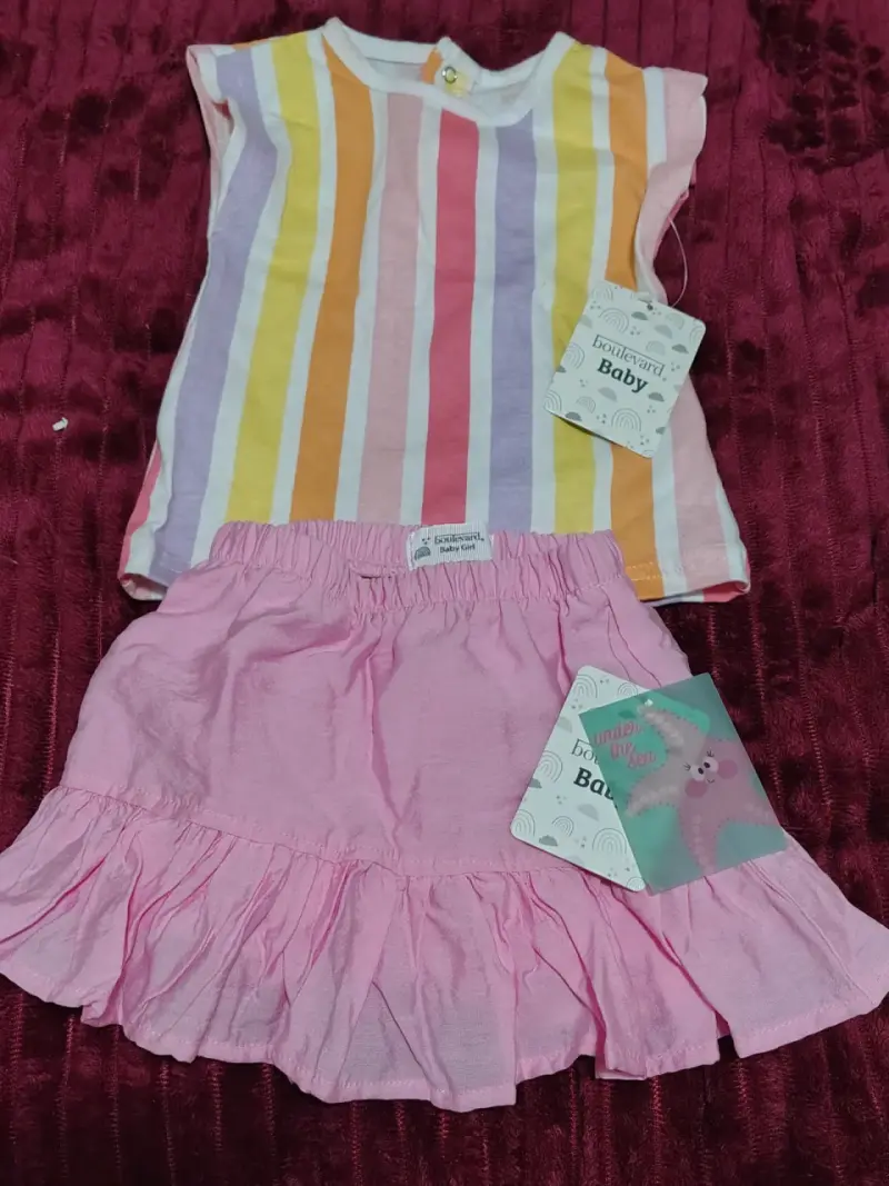 Conjunto de bebé con camiseta rayada y falda rosa