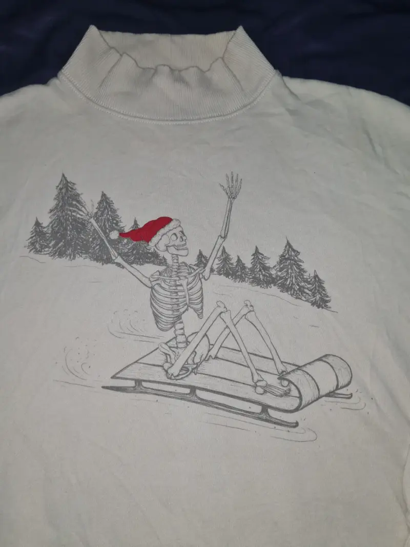Polerón blanco con diseño de esqueleto navideño - 2