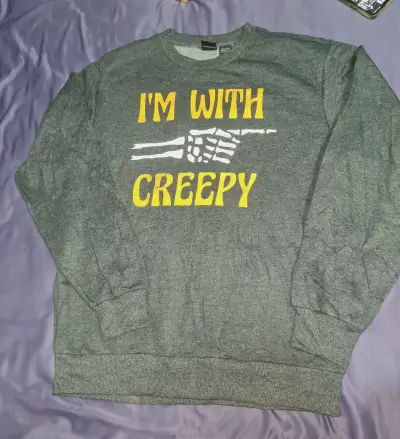 Polerón gris con diseño 'I'm With Creepy' - miniatura 1