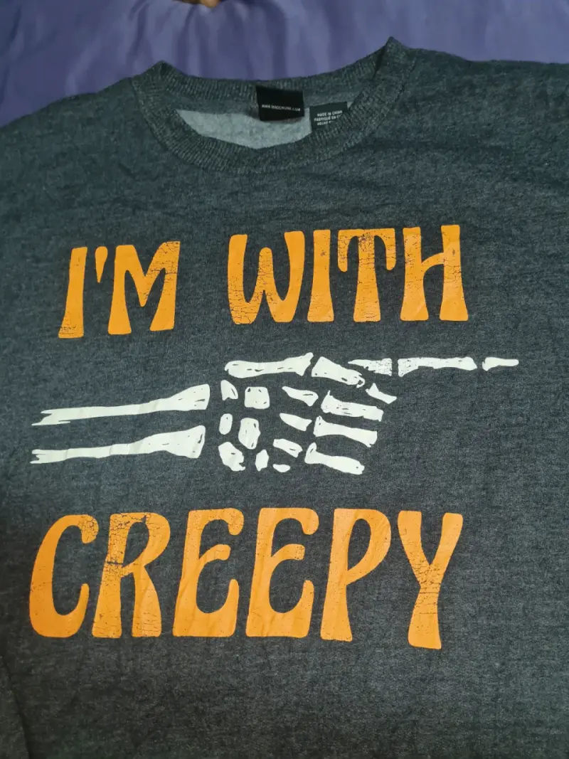 Polerón gris con diseño 'I'm With Creepy' - 2