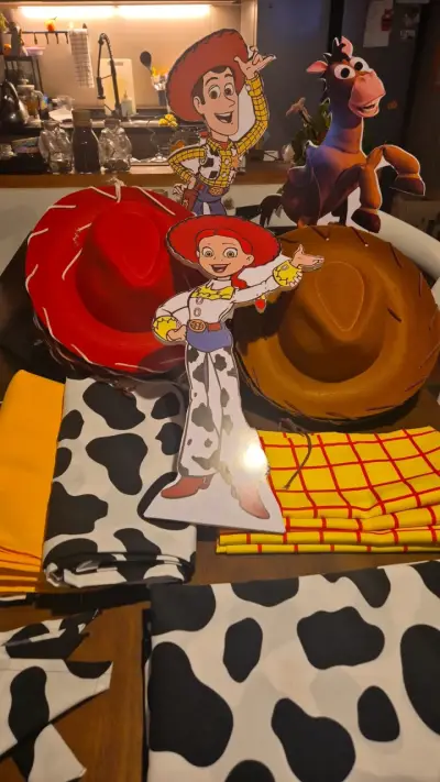Set de disfraces Toy Story con sombreros y telas - miniatura 1