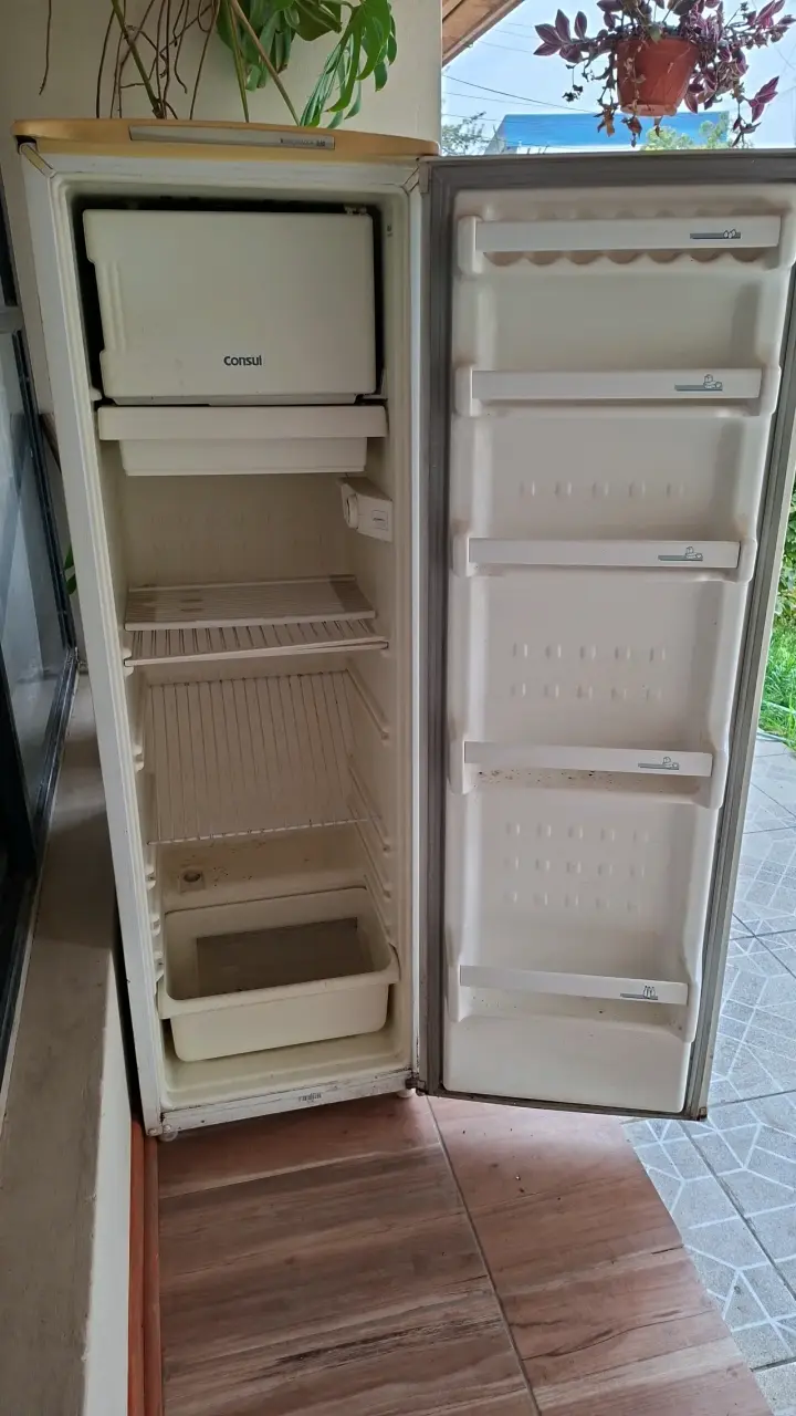 Refrigerador vertical blanco en buen estado - 2