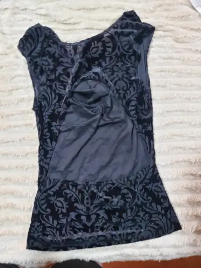 Polera de terciopelo negro Shein talla M - miniatura 2