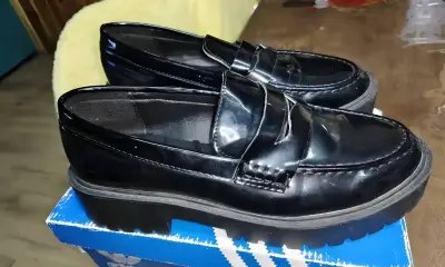 Zapatos mocasines negros de charol para hombre - miniatura 1