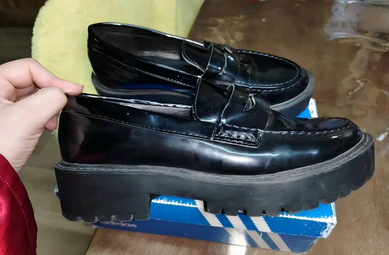 Zapatos mocasines negros de charol para hombre - 2