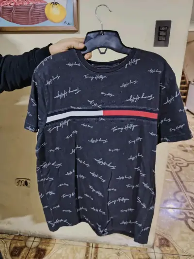 Polera Tommy Hilfiger negra con diseño gráfico - miniatura 1