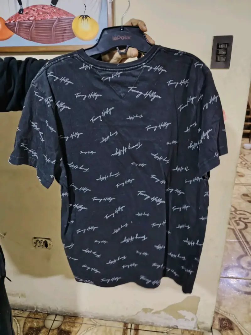 Polera Tommy Hilfiger negra con diseño gráfico - 2