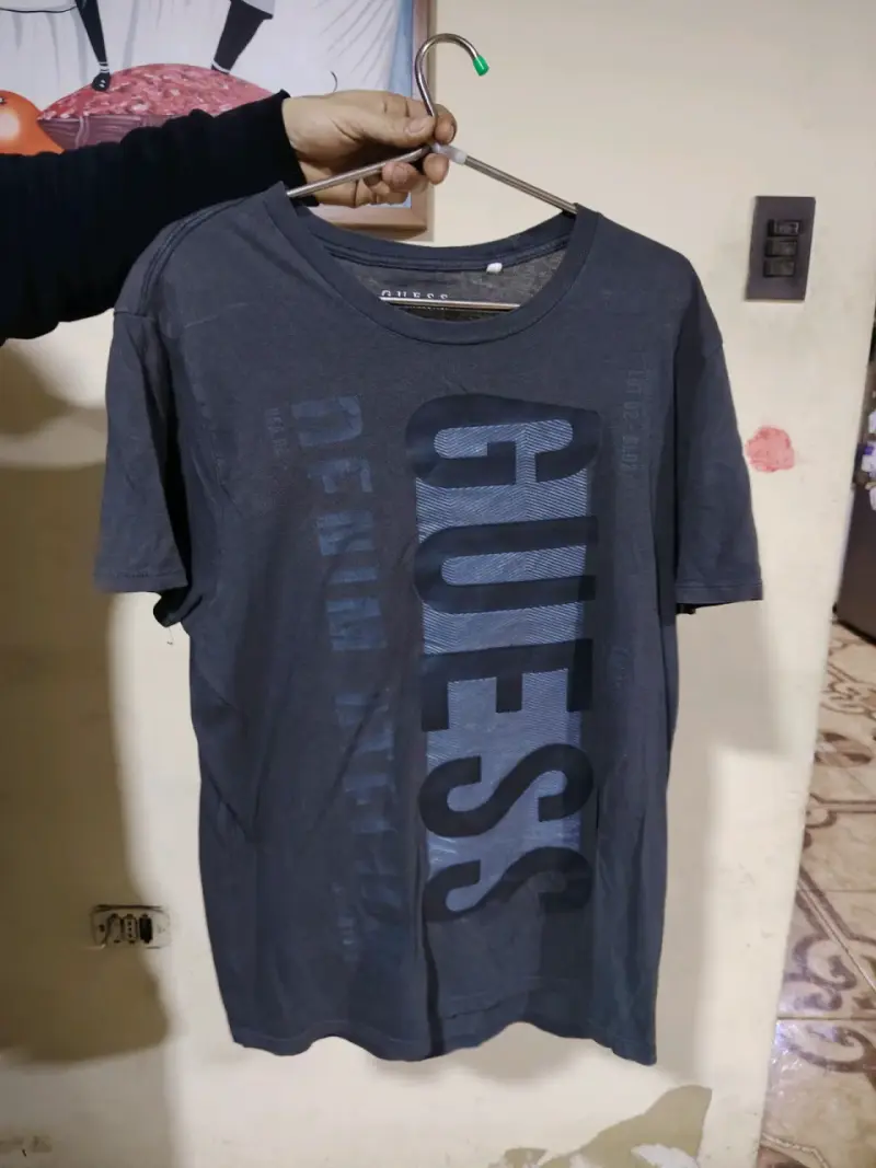 Polera Guess gris con logo grande - 1