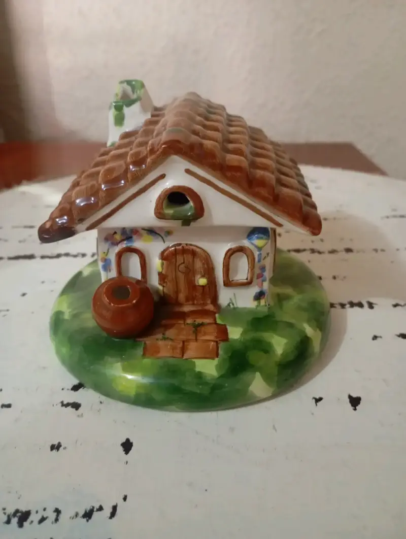 Casita decorativa de cerámica pintada a mano - 1