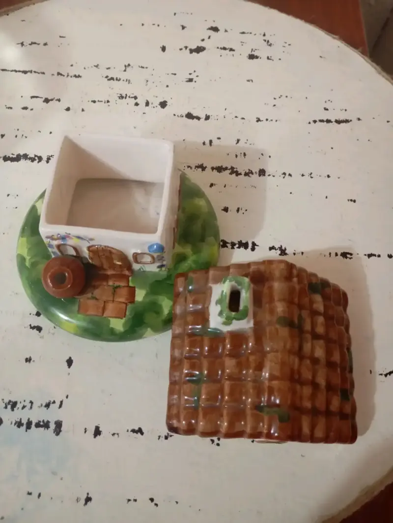 Casita decorativa de cerámica pintada a mano - 3