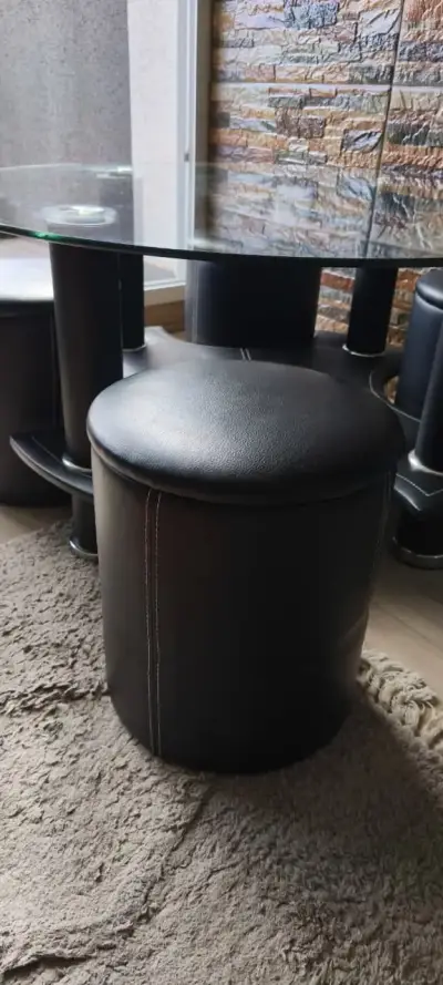 Mesa de vidrio con puff de cuerina en negro - miniatura 1