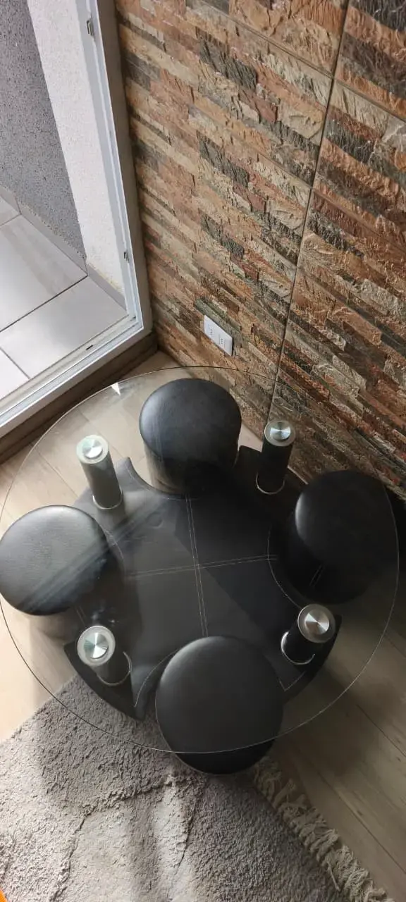 Mesa de vidrio con puff de cuerina en negro - 2