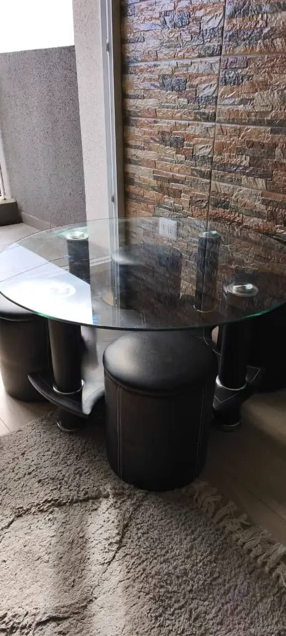 Mesa de vidrio con puff de cuerina en negro - 3