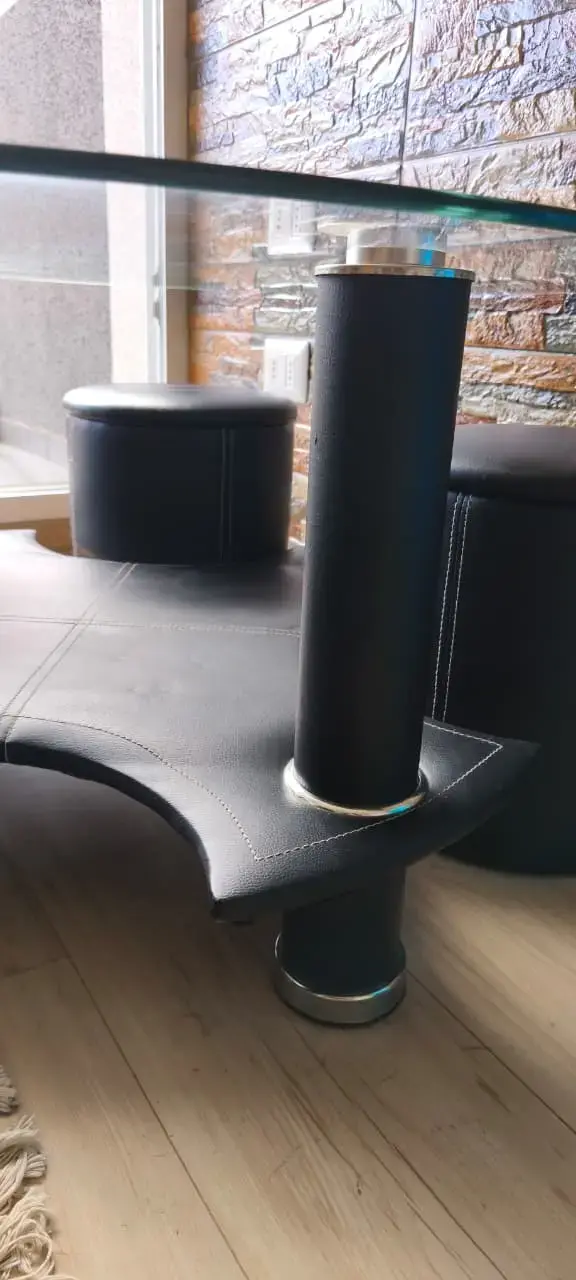 Mesa de vidrio con puff de cuerina en negro - 4